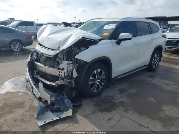 5TDGZRAH7MS532829 2021 TOYOTA HIGHLANDER - Image 2