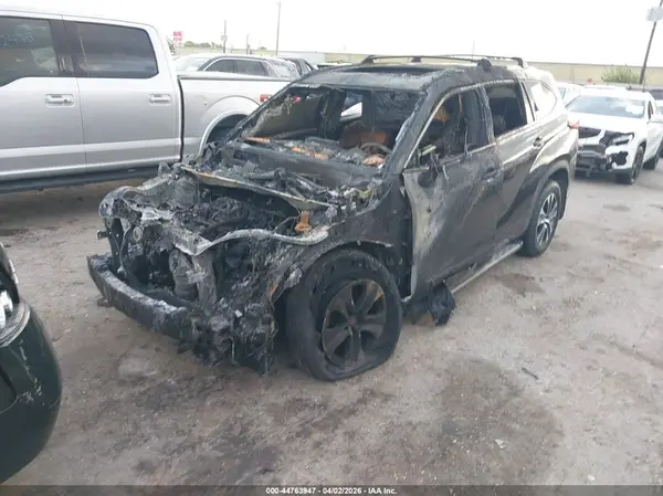 5TDGZRAH7NS138197 2022 TOYOTA HIGHLANDER - Image 2