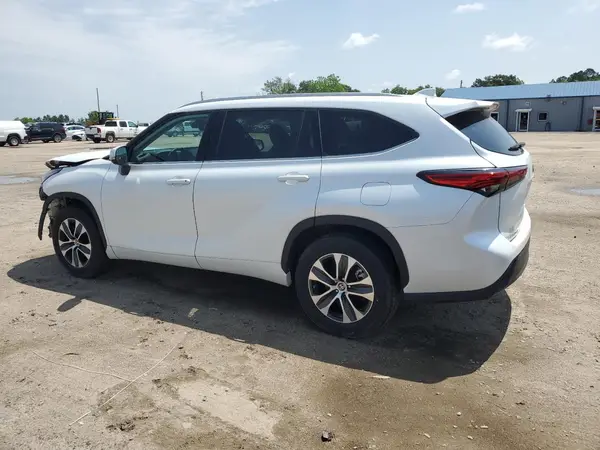 5TDGZRAH7NS545386 2022 TOYOTA HIGHLANDER - Image 2