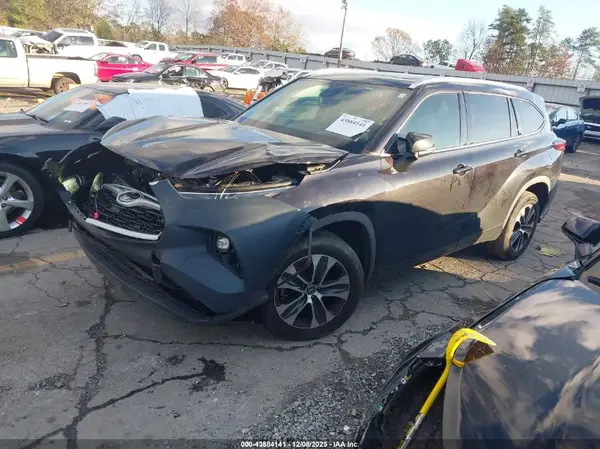 5TDGZRAH8MS046532 2021 TOYOTA HIGHLANDER - Image 2