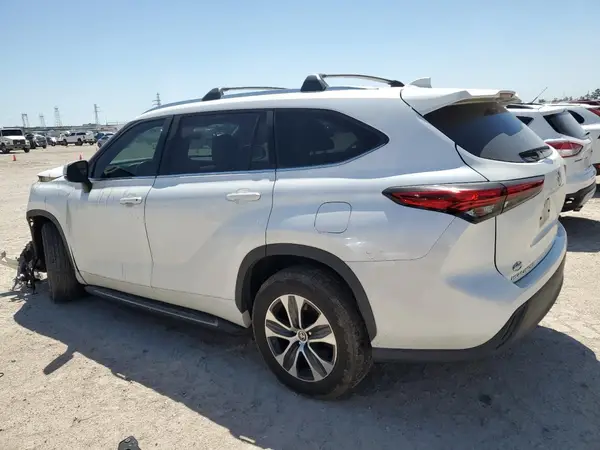 5TDGZRAH8MS048667 2021 TOYOTA HIGHLANDER - Image 2