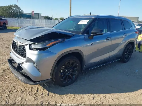 5TDGZRAH8MS057658 2021 TOYOTA HIGHLANDER - Image 2