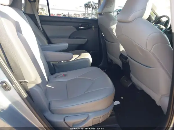 5TDGZRAH8MS057658 2021 TOYOTA HIGHLANDER - Image 8