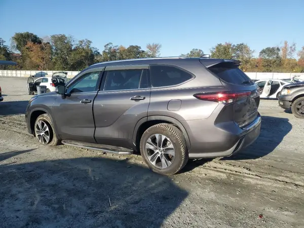 5TDGZRAH8MS058888 2021 TOYOTA HIGHLANDER - Image 2