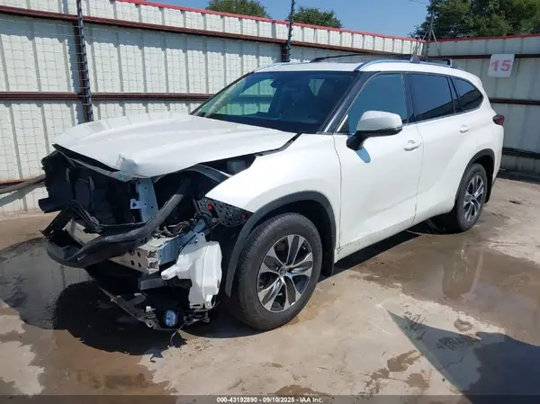 5TDGZRAH8MS063217 2021 TOYOTA HIGHLANDER - Image 2