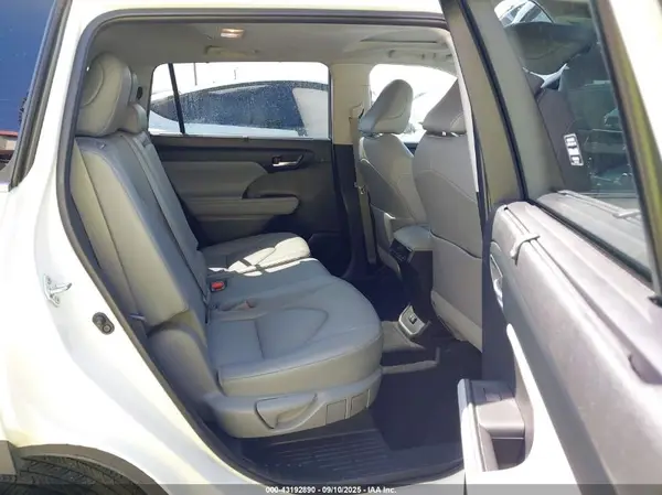5TDGZRAH8MS063217 2021 TOYOTA HIGHLANDER - Image 8