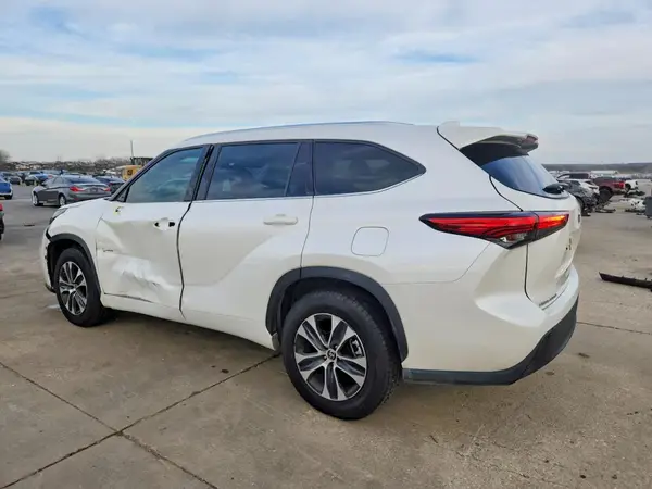 5TDGZRAH8MS065663 2021 TOYOTA HIGHLANDER - Image 2