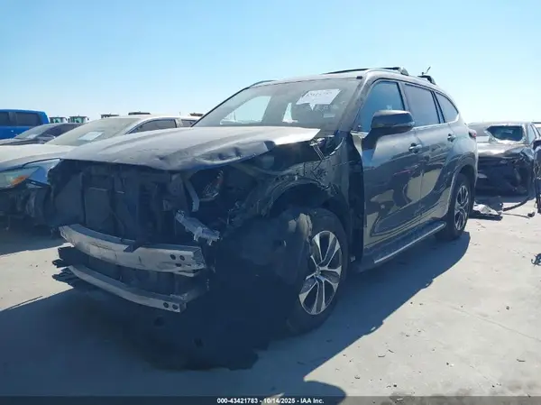 5TDGZRAH8MS082768 2021 TOYOTA HIGHLANDER - Image 2