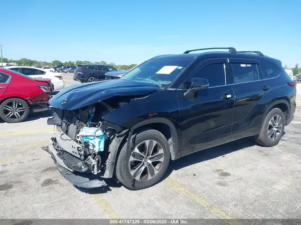 5TDGZRAH8MS519507 2021 TOYOTA HIGHLANDER - Image 2