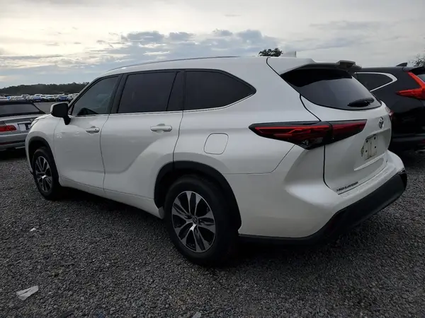 5TDGZRAH8MS532810 2021 TOYOTA HIGHLANDER - Image 2