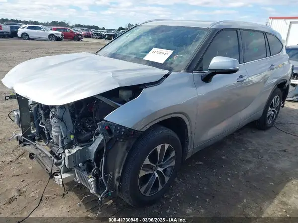 5TDGZRAH8MS537358 2021 TOYOTA HIGHLANDER - Image 2