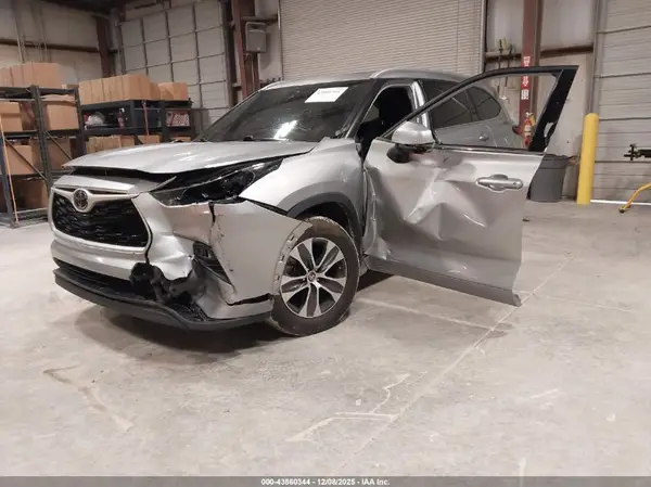 5TDGZRAH8NS093867 2022 TOYOTA HIGHLANDER - Image 2