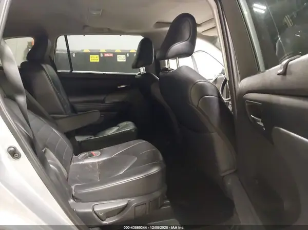 5TDGZRAH8NS093867 2022 TOYOTA HIGHLANDER - Image 8