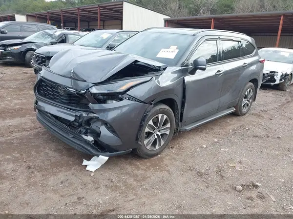 5TDGZRAH8NS103040 2022 TOYOTA HIGHLANDER - Image 2