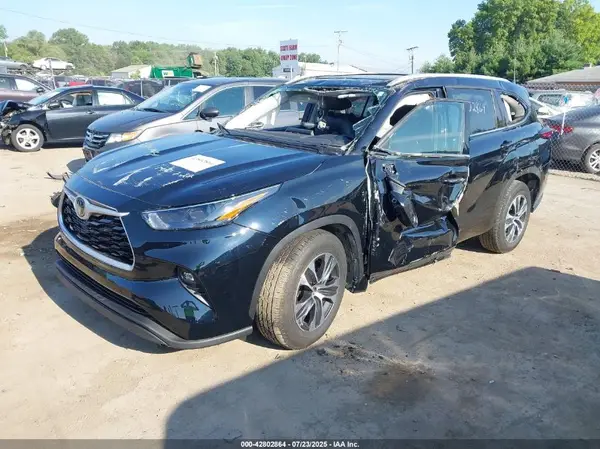 5TDGZRAH8NS106777 2022 TOYOTA HIGHLANDER - Image 2