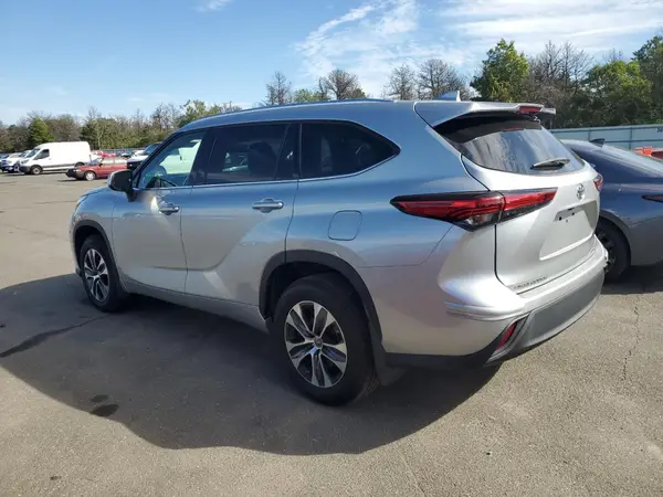 5TDGZRAH8NS123594 2021 TOYOTA HIGHLANDER - Image 2