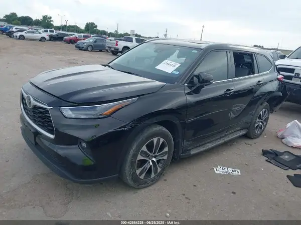 5TDGZRAH8NS125961 2022 TOYOTA HIGHLANDER - Image 2