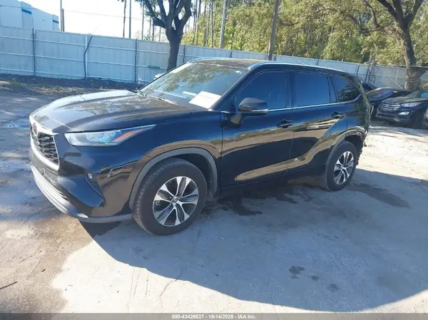5TDGZRAH9LS028586 2020 TOYOTA HIGHLANDER - Image 2