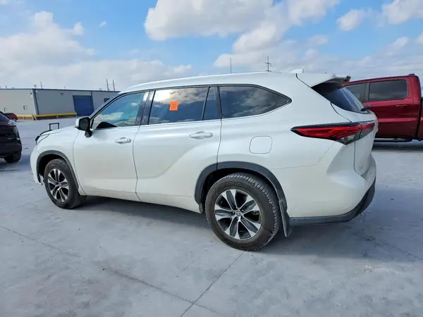 5TDGZRAH9LS513391 2020 TOYOTA HIGHLANDER - Image 2