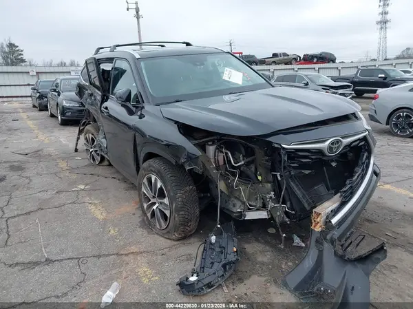 5TDGZRAH9MS049696 2021 TOYOTA HIGHLANDER - Image 1