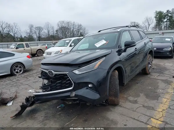 5TDGZRAH9MS049696 2021 TOYOTA HIGHLANDER - Image 2