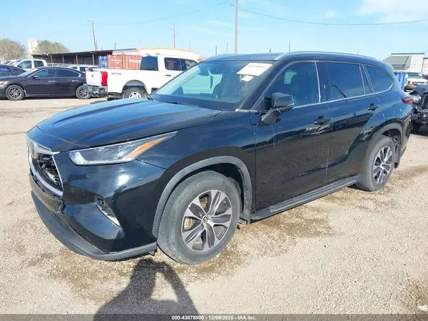 5TDGZRAH9MS052176 2021 TOYOTA HIGHLANDER - Image 2