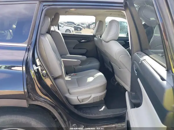 5TDGZRAH9MS052176 2021 TOYOTA HIGHLANDER - Image 8