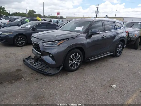 5TDGZRAH9MS066174 2021 TOYOTA HIGHLANDER - Image 2
