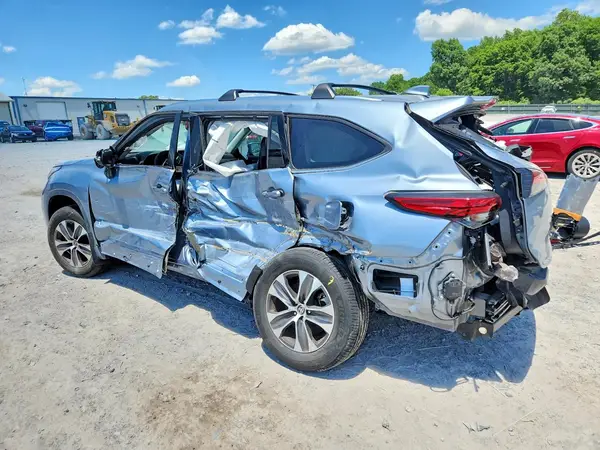 5TDGZRAH9MS081032 2021 TOYOTA HIGHLANDER - Image 2