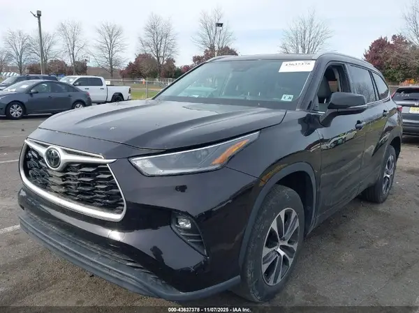 5TDGZRAH9MS083752 2021 TOYOTA HIGHLANDER - Image 2