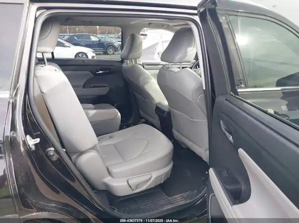5TDGZRAH9MS083752 2021 TOYOTA HIGHLANDER - Image 8
