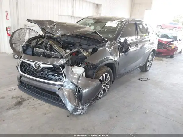 5TDGZRAH9MS514722 2021 TOYOTA HIGHLANDER - Image 2