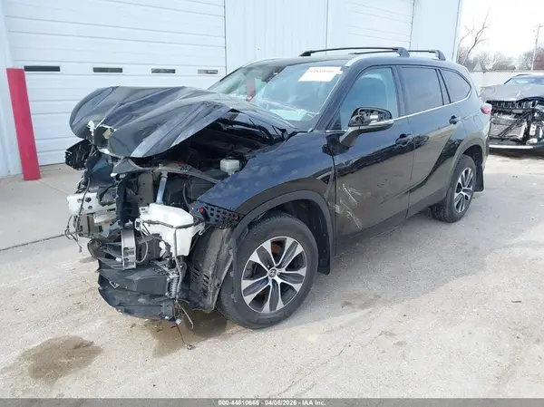 5TDGZRAH9MS515983 2021 TOYOTA HIGHLANDER - Image 2