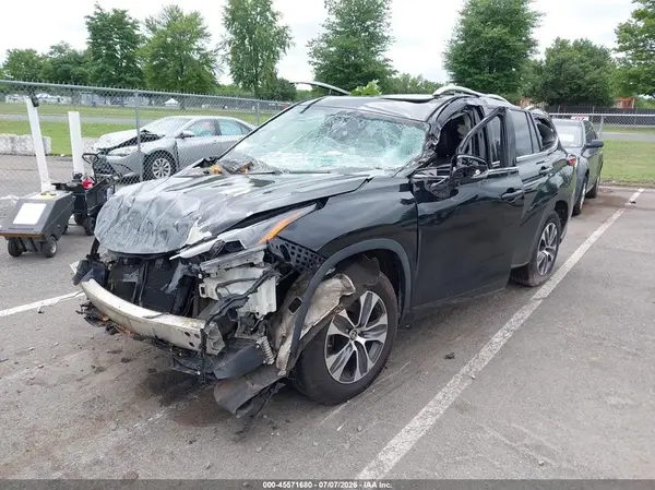 5TDGZRAH9MS518849 2021 TOYOTA HIGHLANDER - Image 2
