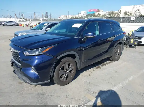 5TDGZRAH9MS520780 2021 TOYOTA HIGHLANDER - Image 2