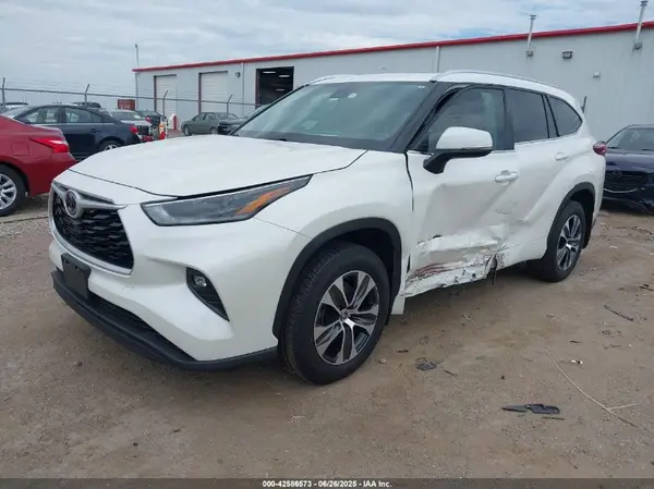 5TDGZRAH9MS523467 2021 TOYOTA HIGHLANDER - Image 2