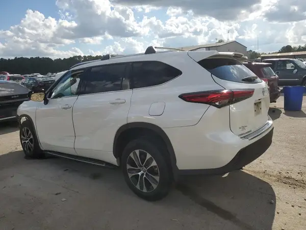 5TDGZRAH9MS526210 2021 TOYOTA HIGHLANDER - Image 2