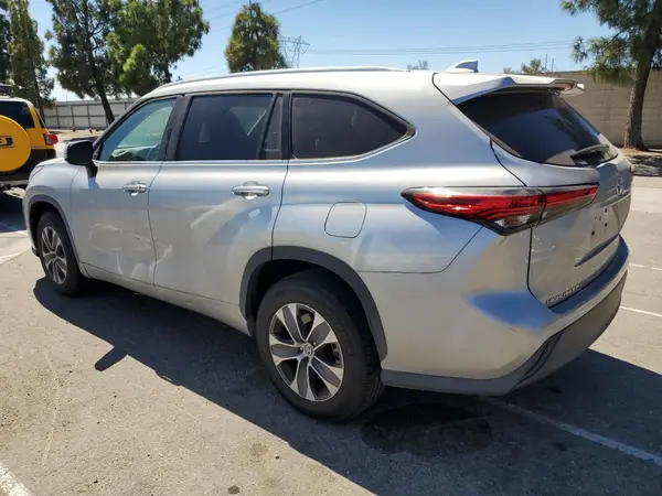 5TDGZRAH9NS114662 2022 TOYOTA HIGHLANDER - Image 2
