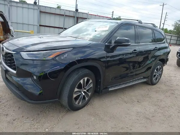 5TDGZRAH9NS135673 2022 TOYOTA HIGHLANDER - Image 2