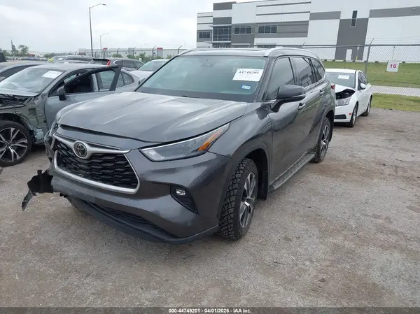 5TDGZRAH9NS138556 2022 TOYOTA HIGHLANDER - Image 2