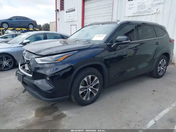 5TDGZRAH9NS544837 2022 TOYOTA HIGHLANDER - Image 2