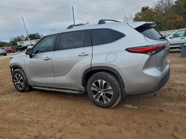 5TDGZRAH9NS551237 2022 TOYOTA HIGHLANDER - Image 2
