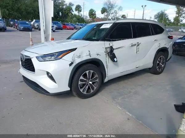 5TDGZRAH9NS553649 2022 TOYOTA HIGHLANDER - Image 2