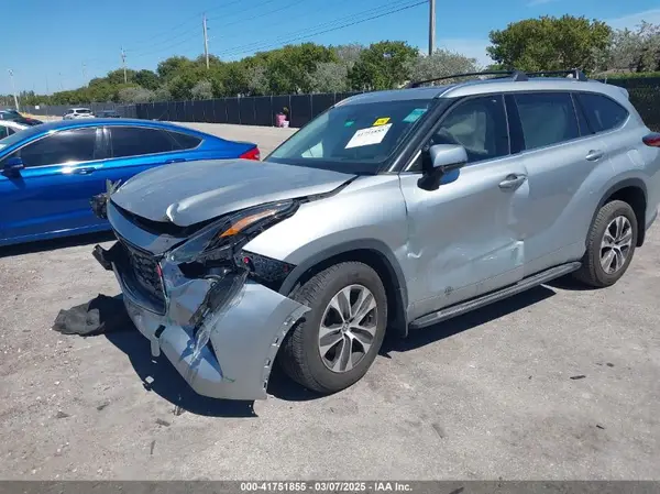 5TDGZRAHXMS050548 2021 TOYOTA HIGHLANDER - Image 2