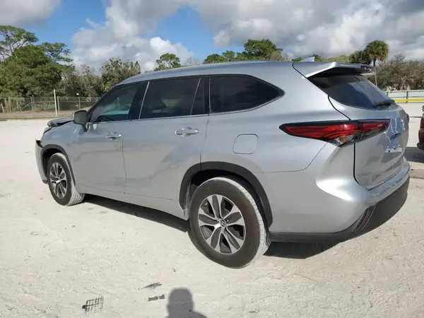 5TDGZRAHXMS058228 2021 TOYOTA HIGHLANDER - Image 2