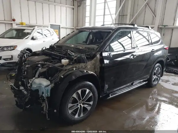 5TDGZRAHXMS065065 2021 TOYOTA HIGHLANDER - Image 2