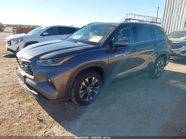5TDGZRAHXMS523428 2021 TOYOTA HIGHLANDER - Image 2