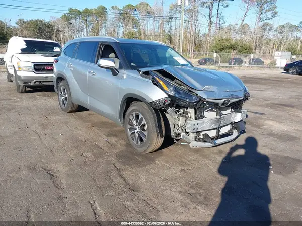 5TDGZRAHXNS099704 2022 TOYOTA HIGHLANDER - Image 1