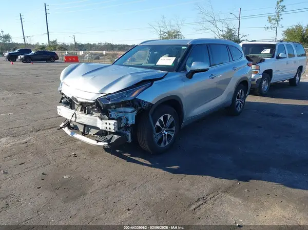 5TDGZRAHXNS099704 2022 TOYOTA HIGHLANDER - Image 2