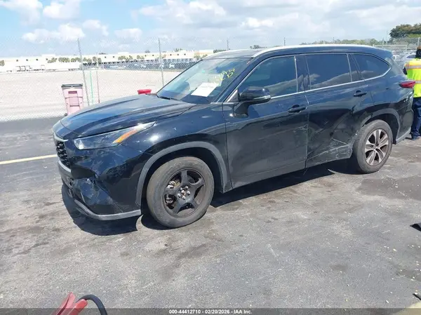 5TDGZRAHXNS543471 2022 TOYOTA HIGHLANDER - Image 2